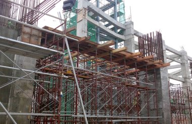 Kuala Lumpur, Malezya -17 Mart 2017: Beton binek takviyesi için kalıp inşa etmenin en ucuz yolu olarak kullanılan kereste formu çalışması. Form çalışması şantiyede elle inşa edildi.    