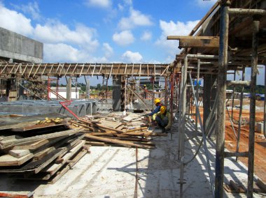 Kuala Lumpur, Malezya -17 Mart 2017: Beton binek takviyesi için kalıp inşa etmenin en ucuz yolu olarak kullanılan kereste formu çalışması. Form çalışması şantiyede elle inşa edildi.    