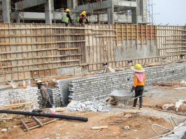 Kuala Lumpur, Malezya -17 Mart 2017: Beton binek takviyesi için kalıp inşa etmenin en ucuz yolu olarak kullanılan kereste formu çalışması. Form çalışması şantiyede elle inşa edildi.    