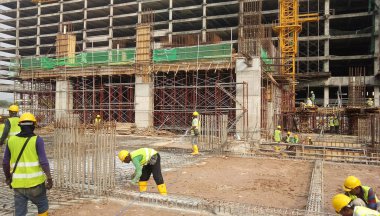 Kuala Lumpur, Malezya -16 Temmuz 2017: Büyük şantiyede çalışan inşaat işçileri. Kazanın olmasını önlemek için uygun güvenlik donanımı takmak. 