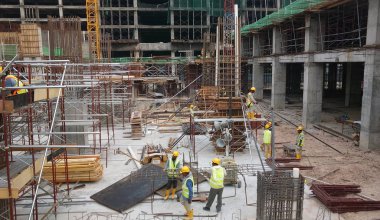 Kuala Lumpur, Malezya -16 Temmuz 2017: Büyük şantiyede çalışan inşaat işçileri. Kazanın olmasını önlemek için uygun güvenlik donanımı takmak. 