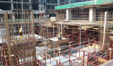 Kuala Lumpur, Malezya -16 Temmuz 2017: Büyük şantiyede çalışan inşaat işçileri. Kazanın olmasını önlemek için uygun güvenlik donanımı takmak. 