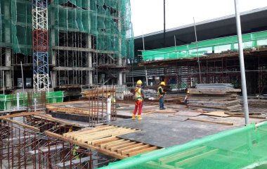 Kuala Lumpur, Malezya -16 Temmuz 2017: Büyük şantiyede çalışan inşaat işçileri. Kazanın olmasını önlemek için uygun güvenlik donanımı takmak. 