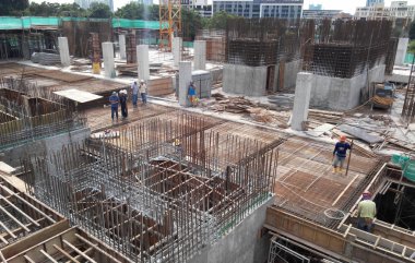 Kuala Lumpur, Malezya -16 Temmuz 2017: Büyük şantiyede çalışan inşaat işçileri. Kazanın olmasını önlemek için uygun güvenlik donanımı takmak. 