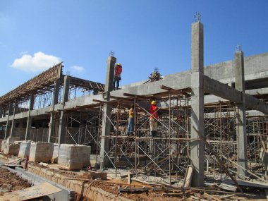 Kuala Lumpur, Malezya -16 Temmuz 2017: Büyük şantiyede çalışan inşaat işçileri. Kazanın olmasını önlemek için uygun güvenlik donanımı takmak. 