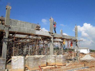 Kuala Lumpur, Malezya -16 Temmuz 2017: Büyük şantiyede çalışan inşaat işçileri. Kazanın olmasını önlemek için uygun güvenlik donanımı takmak. 