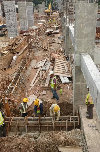 Kuala Lumpur Malezya Temmuz 2017 Büyük Şantiyede Çalışan Inşaat Işçileri — Stok fotoğraf