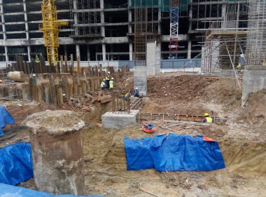 Kuala Lumpur, Malezya - 15 Eylül 2016: Şantiyede temel çalışmaları inşa etmek. Delik kazık ve kazık kapağı inşaat devam ediyor        