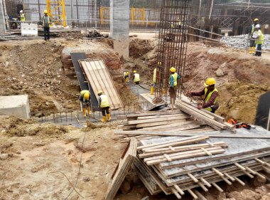 Kuala Lumpur, Malezya - 15 Eylül 2016: Şantiyede temel çalışmaları inşa etmek. Delik kazık ve kazık kapağı inşaat devam ediyor        