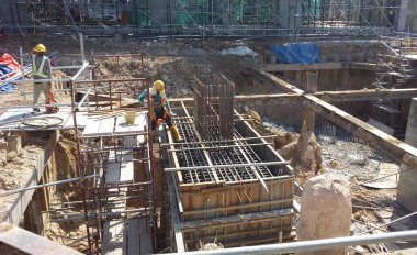 Kuala Lumpur, Malezya - 15 Eylül 2016: Şantiyede temel çalışmaları inşa etmek. Delik kazık ve kazık kapağı inşaat devam ediyor        