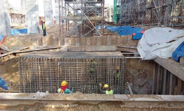 Kuala Lumpur, Malezya - 15 Eylül 2016: Şantiyede temel çalışmaları inşa etmek. Delik kazık ve kazık kapağı inşaat devam ediyor        