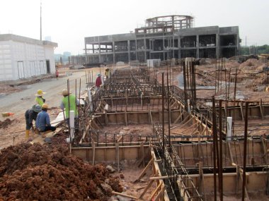 Kuala Lumpur, Malezya -24 Ekim 2017: İnşaat işçileri şantiyede kereste işçiliği yaptı. Kontrplak ve keresteden yapılan form çalışması beton için kalıp haline gelir. 