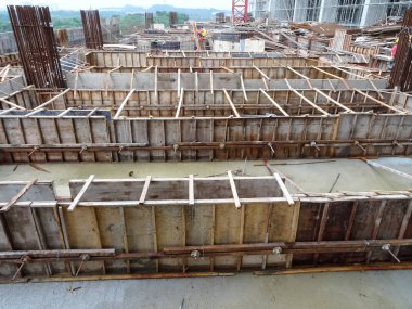 Kuala Lumpur, Malezya -24 Ekim 2017: İnşaat işçileri şantiyede kereste işçiliği yaptı. Kontrplak ve keresteden yapılan form çalışması beton için kalıp haline gelir. 
