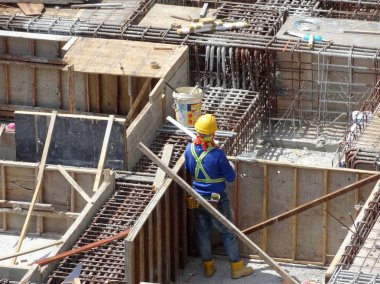 Kuala Lumpur, Malezya -24 Ekim 2017: İnşaat işçileri şantiyede kereste işçiliği yaptı. Kontrplak ve keresteden yapılan form çalışması beton için kalıp haline gelir. 
