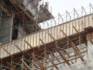 Kuala Lumpur, Malezya -24 Ekim 2017: İnşaat işçileri şantiyede kereste işçiliği yaptı. Kontrplak ve keresteden yapılan form çalışması beton için kalıp haline gelir. 