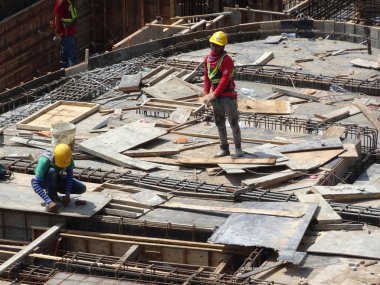 Kuala Lumpur, Malezya -24 Ekim 2017: İnşaat işçileri şantiyede kereste işçiliği yaptı. Kontrplak ve keresteden yapılan form çalışması beton için kalıp haline gelir. 