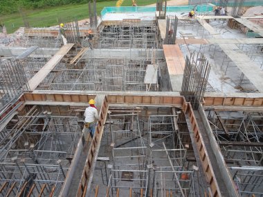 Kuala Lumpur, Malezya -24 Ekim 2017: İnşaat işçileri şantiyede kereste işçiliği yaptı. Kontrplak ve keresteden yapılan form çalışması beton için kalıp haline gelir. 