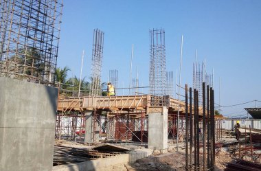 Kuala Lumpur, Malezya -24 Ekim 2017: İnşaat işçileri şantiyede kereste işçiliği yaptı. Kontrplak ve keresteden yapılan form çalışması beton için kalıp haline gelir. 