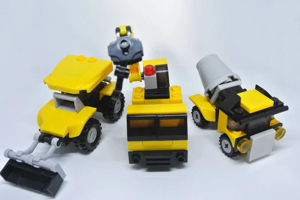 三种由塑料块制成的建筑重型机器玩具 在白色背景上隔离 — 图库照片