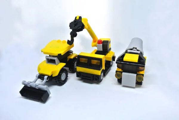 Drei Schwere Baumaschinen Spielzeuge Aus Plastikblöcken Isoliert Auf Weißem Hintergrund — Stockfoto