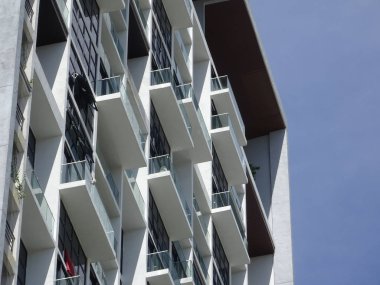 Kuala Lumpur, Malezya -20 Temmuz 2017: Modern cephe tasarımına sahip yüksek katlı apartman. Malezya kentsel alanda popüler Daire konut. 