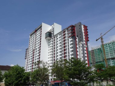 Kuala Lumpur, Malezya -20 Temmuz 2017: Modern cephe tasarımına sahip yüksek katlı apartman. Malezya kentsel alanda popüler Daire konut. 