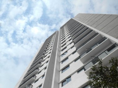 Kuala Lumpur, Malezya -20 Temmuz 2017: Modern cephe tasarımına sahip yüksek katlı apartman. Malezya kentsel alanda popüler Daire konut. 