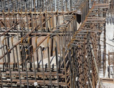 Kuala Lumpur, Malezya -16 Şubat 2018: Şantiyede çelik takviye çubuğu ve ahşap kalıplar. Betonarme yapının bir parçası olun. Beton dökmeden önce küçük tel kullanılarak birbirine bağlanır.      