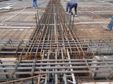 Kuala Lumpur, Malezya -16 Şubat 2018: Şantiyede çelik takviye çubuğu ve ahşap kalıplar. Betonarme yapının bir parçası olun. Beton dökmeden önce küçük tel kullanılarak birbirine bağlanır.      