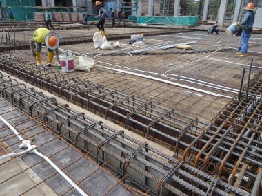 Kuala Lumpur, Malezya -16 Şubat 2018: Şantiyede çelik takviye çubuğu ve ahşap kalıplar. Betonarme yapının bir parçası olun. Beton dökmeden önce küçük tel kullanılarak birbirine bağlanır.      