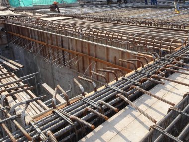 Kuala Lumpur, Malezya -16 Şubat 2018: Şantiyede çelik takviye çubuğu ve ahşap kalıplar. Betonarme yapının bir parçası olun. Beton dökmeden önce küçük tel kullanılarak birbirine bağlanır.      