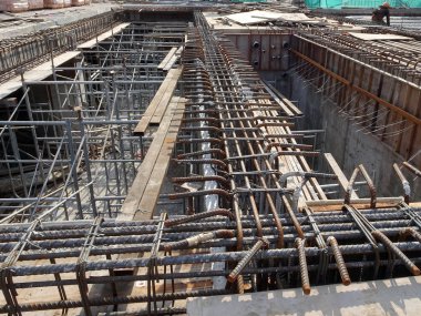 Kuala Lumpur, Malezya -16 Şubat 2018: Şantiyede çelik takviye çubuğu ve ahşap kalıplar. Betonarme yapının bir parçası olun. Beton dökmeden önce küçük tel kullanılarak birbirine bağlanır.      
