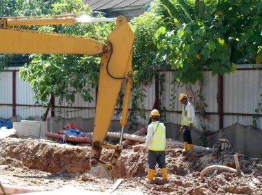 Kuala Lumpur, Malezya -16 Şubat 2017: Şantiyede ekskavatör makinesi kullanılarak kazı çalışmaları. Bir kova ile uzun hidrolik kol tarafından desteklenmektedir.  