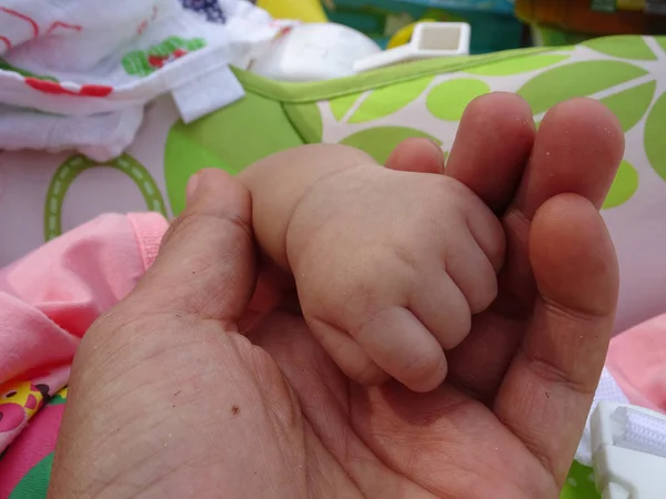 Pai Está Segurando Mão Bebê — Fotografia de Stock