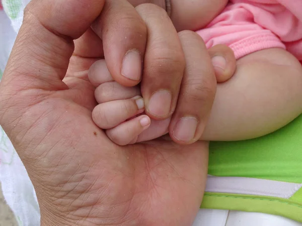 Baba Bebeğin Elini Tutuyor — Stok fotoğraf