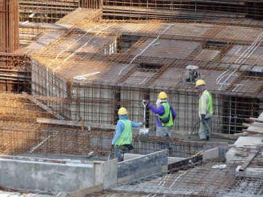 Kuala Lumpur, Malezya -10 Ağustos 2017: Şantiyede inşaat işçileri. Kazayı önlemek için uygun güvenlik donanımı takmak. 