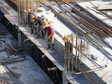 Kuala Lumpur, Malezya -10 Ağustos 2017: Şantiyede inşaat işçileri. Kazayı önlemek için uygun güvenlik donanımı takmak. 