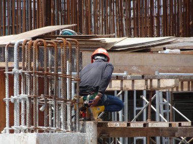 Kuala Lumpur, Malezya -10 Ağustos 2017: Şantiyede inşaat işçileri. Kazayı önlemek için uygun güvenlik donanımı takmak. 