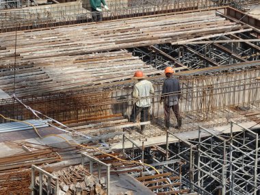 Kuala Lumpur, Malezya -10 Ağustos 2017: Şantiyede inşaat işçileri. Kazayı önlemek için uygun güvenlik donanımı takmak. 