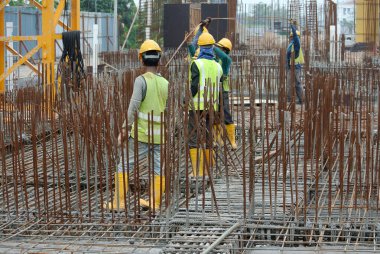 Kuala Lumpur, Malezya -10 Ağustos 2017: Şantiyede inşaat işçileri. Kazayı önlemek için uygun güvenlik donanımı takmak. 