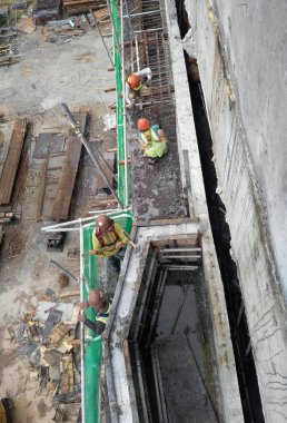 Kuala Lumpur, Malezya -10 Ağustos 2017: Şantiyede inşaat işçileri. Kazayı önlemek için uygun güvenlik donanımı takmak. 