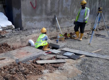 Kuala Lumpur, Malezya -10 Ağustos 2017: Şantiyede inşaat işçileri. Kazayı önlemek için uygun güvenlik donanımı takmak. 