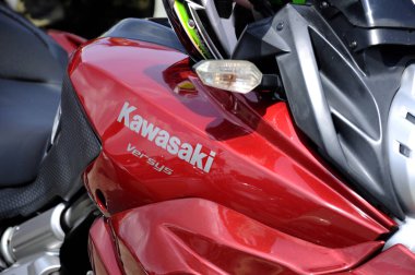 Kuala Lumpur, Malezya -24 Mart 2018: Kawasaki büyük motosiklet gövdesinde logolar. Kawasaki Japonya'dan dünyada üreden ünlü motosikletbiridir.   