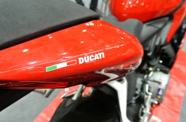 Kuala Lumpur, Malezya -24 Mart 2018: Ducati amblemi ve motosiklet gövdesindeki logolar. Ducati İtalya'dan üredikünlü motosikletbiridir. 