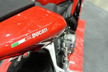 Kuala Lumpur, Malezya -24 Mart 2018: Ducati amblemi ve motosiklet gövdesindeki logolar. Ducati İtalya'dan üredikünlü motosikletbiridir. 