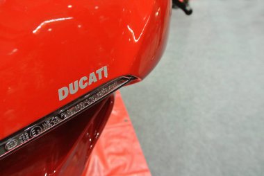 Kuala Lumpur, Malezya -24 Mart 2018: Ducati amblemi ve motosiklet gövdesindeki logolar. Ducati İtalya'dan üredikünlü motosikletbiridir. 