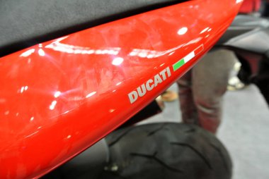 Kuala Lumpur, Malezya -24 Mart 2018: Ducati amblemi ve motosiklet gövdesindeki logolar. Ducati İtalya'dan üredikünlü motosikletbiridir. 