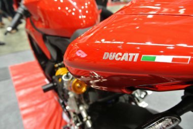 Kuala Lumpur, Malezya -24 Mart 2018: Ducati amblemi ve motosiklet gövdesindeki logolar. Ducati İtalya'dan üredikünlü motosikletbiridir. 