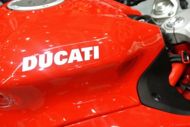 Kuala Lumpur, Malezya -24 Mart 2018: Ducati amblemi ve motosiklet gövdesindeki logolar. Ducati İtalya'dan üredikünlü motosikletbiridir. 