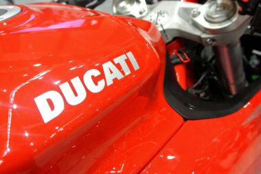 Kuala Lumpur, Malezya -24 Mart 2018: Ducati amblemi ve motosiklet gövdesindeki logolar. Ducati İtalya'dan üredikünlü motosikletbiridir. 
